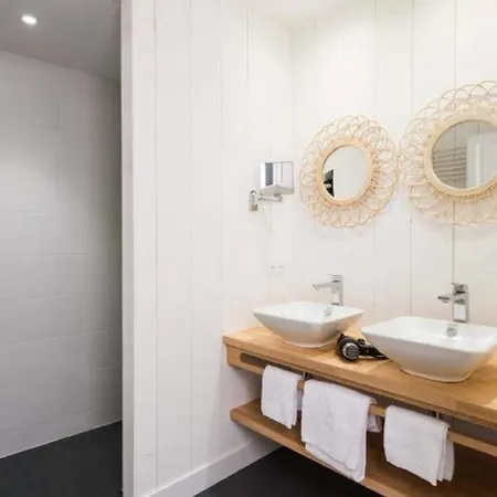 Is A Luxurious Comfortable With Heated Pool Apartment