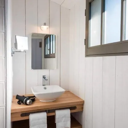 Is A Luxurious Comfortable With Heated Pool Apartment